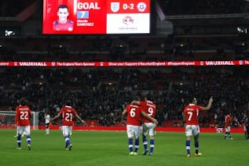 En la previa de Francia '98 Marcelo Salas dio la vuelta al mundo con sus golazos para vencer a Inglaterra en el mítico Wembley, y 16 años Alexis hizo lo propio. Metió los dos tantos en el triunfo sobre los británicos en uno de los estadios con más historia del planeta.