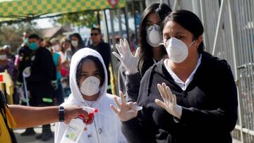 CH0.SANTIAGO (CHILE), 21/03/2020.- Un grupo de personas son rociadas con desinfectante en la jornada de vacunaci&oacute;n contra influenza en el Estadio Bicentenario de la Florida este s&aacute;bado, en Santiago (Chile). La campa&ntilde;a de vacunaci&oacute;n contra la Influenza comenz&oacute; el pasado lunes 16 de marzo, mismo d&iacute;a que el Gobierno decret&oacute; estado de emergencia por la pandemia del coronavirus. Este s&aacute;bado, en el Estadio Bicentenario de La Florida, cientos de personas acudieron a vacunarse contra la influenza. El evento cont&oacute; con la asistencia del Ej&eacute;rcito, habilitado para realizar labores asistenciales merced al estado de emergencia que rige en Chile. EFE/Sebasti&aacute;n Silva