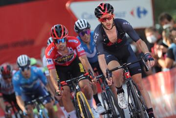 Primoz Roglic junto con otros corredores llegando a la meta.
