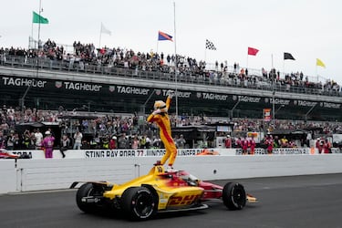 Álex Palou hace historia tras conquistar una de las carreras más importantes del automovilismo, las 500 Millas de Indianápolis.
