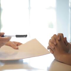 ¿Es obligatorio contratar un seguro al firmar una hipoteca con el banco?