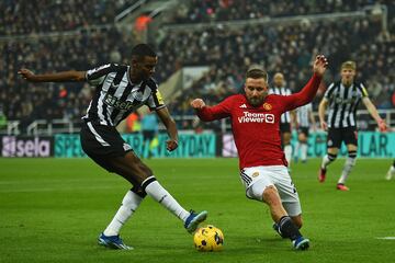 Newcastle United striker Alexander Isak (L) vies with Manchester United's Luke Shaw.