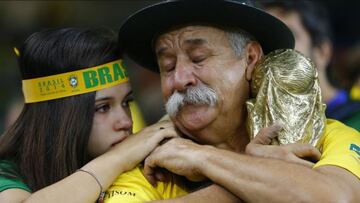 Tras la goleda de Alemania a Brasil en la Copa del Mundo de 2014, una de las imágenes que le dio la vuelta al mundo fue el consuelo a este señor que cargaba el trofeo del torneo más importante del fútbol.