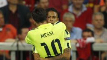 Neymar y Mesi se abrazan en Múnich.