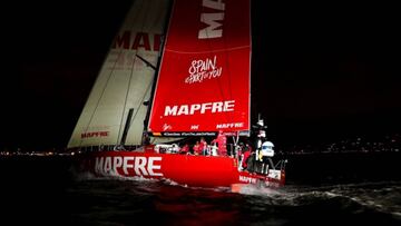 El 'Mapfre' en el momento de crizar como vencedor la línea de meta de la tercera etapa de la Volvo Ocean Race en Melbourne.