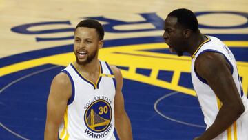 JGM01. OAKLAND (EE.UU.), 19/04/2017.- Stephen Curry (i) de Golden State Warriors una cesta de tres puntos ante Portland Trail Blazers hoy, miércoles 19 de abril de 2017, durante un juego de las semifinales de la Conferencia Oeste NBA entre Portland Trail Blazers y Golden State Warriors en Oracle Arena en Oakland (CA, EE.UU.). EFE/MONICA DAVEY