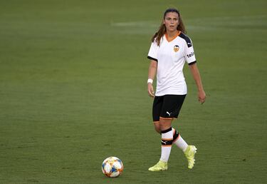 Con sólo 20 años, Berta Pujadas ha logrado demostrar que tiene nivel para jugar de titular al máximo nivel. Dejó su carta de presentación en el Espanyol y el Barça y, tras su excelente nivel, ha logrado seguir brillando en el Valencia. La central, que fue subcampeona del mundo con la selección española sub-20, es un valor seguro en la defensa. A pesar de su juventud presenta un juego muy contundente, con gran poderío físico y juego aéreo. 