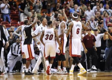 Chris Bosh, felicitado tras hacer un tapón decisivo.