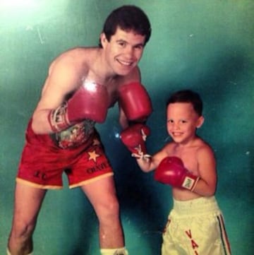 Julio César Chávez posa junto con su padre, cuando este era la leyenda, y él apenas era un niño que le agarraba el gusto al boxeo.