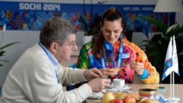 Thomas Bach, presidente del Comit&eacute; Ol&iacute;mpico Internacional, junto a la pertiguista rusa Yelena Isinbayeva en la Villa Ol&iacute;mpica de Sochi. 