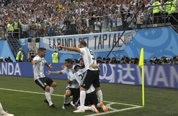 0-1. Leo Messi celebró el primer gol.