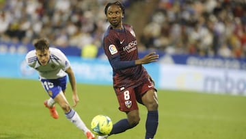 Nwakali durante un partido con el Huesca.