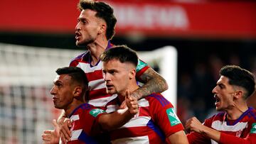 Uzuni celebra un gol con sus compañeros.