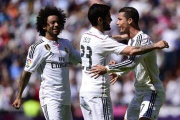 Cristiano Ronaldo celebra con sus compañeros Marcelo e Isco el gol que acaba de anotar el primero para el Real Madrid