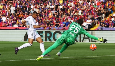 El delantero del Real Madrid, Kylian Mbappé, marca el definitivo 4-3 al Barcelona. 