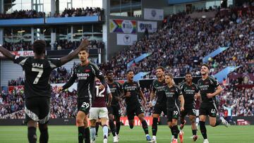 Birmingham (United Kingdom), 24/08/2024.- Arsenal players celebrate the 0-1 goal scored by Leandro Trossard (3-R) during the English Premier League soccer match between Aston Villa and Arsenal FC in Birmingham, Britain, 24 August 2024. (Reino Unido) EFE/EPA/ADAM VAUGHAN EDITORIAL USE ONLY. No use with unauthorized audio, video, data, fixture lists, club/league logos, 'live' services or NFTs. Online in-match use limited to 120 images, no video emulation. No use in betting, games or single club/league/player publications.