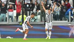 Paulo Dybala y Federico Chiesa, jugadores de la Juventus, celebran el gol del argentino ante la Sampdoria en la Serie A.