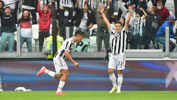 Paulo Dybala y Federico Chiesa, jugadores de la Juventus, celebran el gol del argentino ante la Sampdoria en la Serie A.