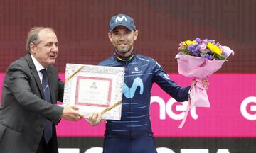 Alejandro Valverde recibe un premio especial de la organización del Giro de manos de Mauro Vegni, director de la carrera. 

 