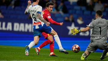 CORNELLÀ DE LLOBREGAT (BARCELONA), 06/01/2024.- El centrocampista del Getafe Luis Milla (2i) dispara a puerta para conseguir su gol, primero del equipo ante el RCD Espanyol, durante el partido de dieciseisavos de final de la Copa del Rey entre el RCD Espanyol y el Getafe CF, este sábado en el Stage Front Stadium de Cornellà de Llobregat (Barcelona). EFE/ Alejandro García
