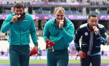 Atletismo, lanzamiento de peso masculino F36, podio. En la imagen y en el centro; Vladimir Sviridov, medalla de oro de Atletas Paralímpicos Neutrales; a su derecha, Alan Kokoity, medalla de plata de Atletas Paralímpicos Neutrales y a su izquierda, Dastan Mukashbekov, medalla de bronce de Kazajistán.