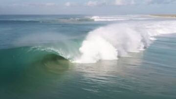 Un spot y ola secreta en &Aacute;frica, ideal para el surf, rompiendo frente a la playa.