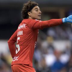 Guillermo Ochoa tiene números negativos ante Chivas