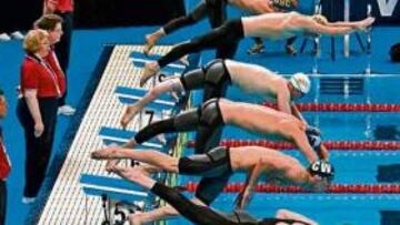 Ocho nadadores, en la salida.