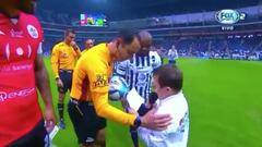 El gran gesto de un árbitro con un niño que Twitter admira