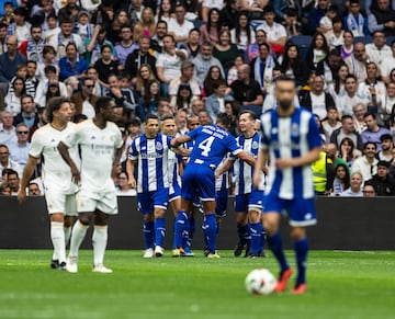 Los jugadores del FC Porto Vintage celebran el tanto de Marek Cech, primer, y a la postre 迆nico, tanto del Coraz車n Classic Match 2024.
