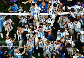 Locura argentina en el césped. Messi y sus compañeros celebran haber conseguido ser Campeones del Mundo.