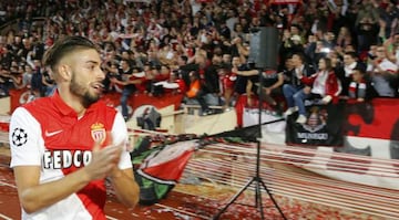 Carrasco, con la afición del Mónaco tras un partido contra el Arsenal.