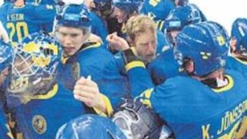 <b>CELEBRACIÓN. </b>Los jugadores suecos se abrazan tras conseguir su segundo título olímpico.