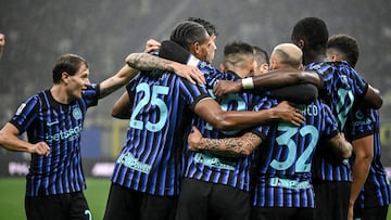 MILAN (Italy), 04/10/2025.- Inter players celebrate the 3-0 goal during the Italian Serie A soccer match between Inter and Cremonese at Giuseppe Meazza stadium in Milan, Italy, 04 October 2025. (Italia) EFE/EPA/MATTEO BAZZI