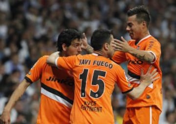 1-2. Parejo celebra el segundo tanto con sus compañeros.