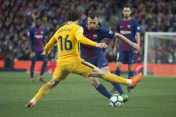 Jordi Alba disputa un balón con Vrsaljko