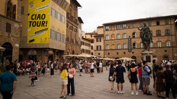 La plaza de la Señoría es la plaza central de Florencia. Con forma de "L", se encuentra en la parte central de la Florencia medieval, al sur de la catedral de Santa Maria del Fiore.