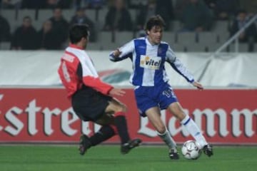 Canterano del Barcelona que estuvo cinco años en el primer equipo (1994-1999), tras ello fichó por el Espanyol donde estuvo hasta el 2003.