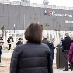 Vacunas a mayores de 80 años: por qué se paran y cuándo reactivan la vacunación en Madrid