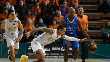 El alero del Fuenlabrada Lasan Kromah (d) juega un balón ante Jordan Davis (c), del Murcia, durante el partido de la Liga Endesa de baloncesto entre Corplus Fuenlabrada y UCAM Murcia disputado este sábado en el pabellón Fernando Martín.