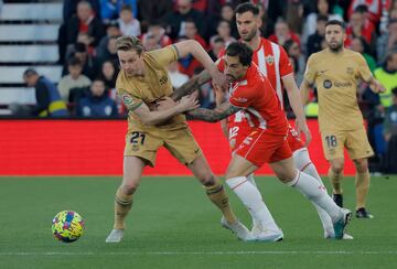 Frenkie de Jong en acción con el jugador del Almería Íñigo Eguaras.