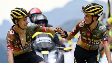 Roglic y Kuss celebran el triunfo de Vingegaard en el Granon.