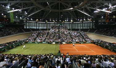 El partido más loco, por lo extraño, que ha disputado Federer tuvo lugar en el velódromo de Palma de Mallorca contra Nadal. Fue en mayo del 2007 y ganó el español en una superficie mitad hierba y mitad tierra. Una pista endiablada ideada por el publicista argentino Pablo del Campo y merced a los 1,2 millones de euros que puso sobre la mesa el Gobierno Balear. 