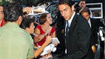 <b>LOCURA EN SANTA JUSTA</b>. Un millar de madridistas recibieron a sus héroes en la estación del AVE, con Raúl al frente de su equipo.
