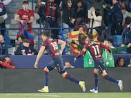 VALENCIA, 27/02/2026.- El delantero del Levante Carlos Espí (i) celebra su gol durante el partido de la jornada 26 de LaLiga de fútbol que Levante UD y Deportivo Alavés disputan este viernes en el estadio Ciutat de Valencia. EFE/Ana Escobar
