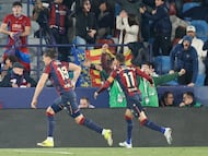 VALENCIA, 27/02/2026.- El delantero del Levante Carlos Espí (i) celebra su gol durante el partido de la jornada 26 de LaLiga de fútbol que Levante UD y Deportivo Alavés disputan este viernes en el estadio Ciutat de Valencia. EFE/Ana Escobar