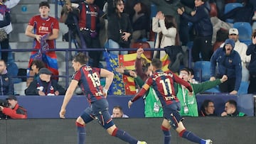 VALENCIA, 27/02/2026.- El delantero del Levante Carlos Espí (i) celebra su gol durante el partido de la jornada 26 de LaLiga de fútbol que Levante UD y Deportivo Alavés disputan este viernes en el estadio Ciutat de Valencia. EFE/Ana Escobar
