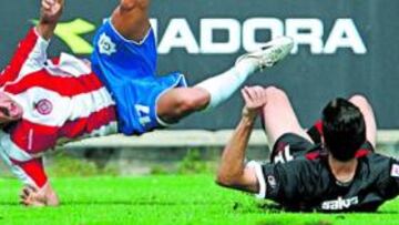 <b>VOLANDO. </b>Xumetra salió lanzado por una entrada de Salva, que fue expulsado por doble amarilla justo antes del descanso.