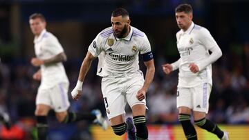 Real Madrid's French striker Karim Benzema (C) runs with the ball during the Champions League quarter-final second-leg football match between Chelsea and Real Madrid at Stamford Bridge in London on April 18, 2023. (Photo by Adrian DENNIS / AFP)