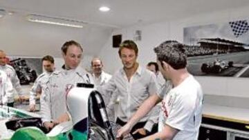 <b>¿CAMBIO DE COLORES? </b>Button podría seguir en F-1 el próximo año.